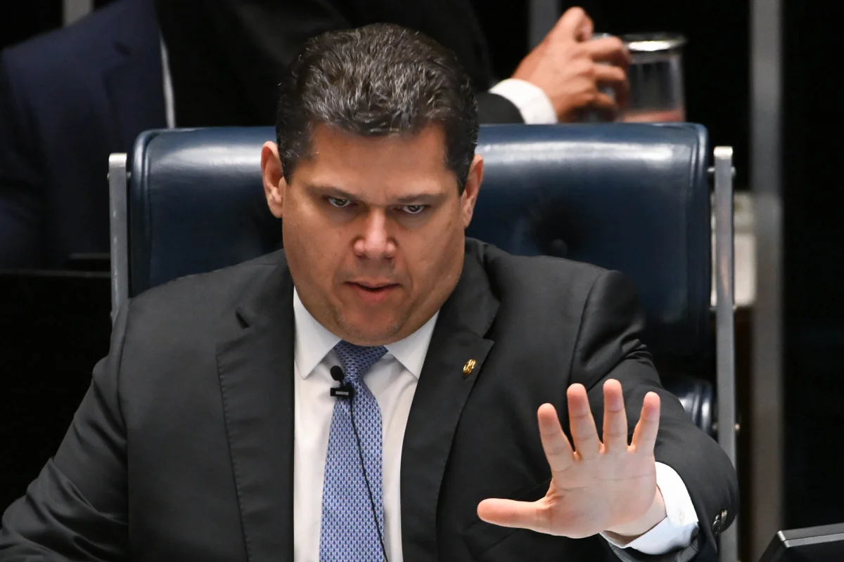 Alcolumbre retira PEC da Segurança da pauta após impasse sobre maioridade penal, e população fica à espera de respostas contra o crime
