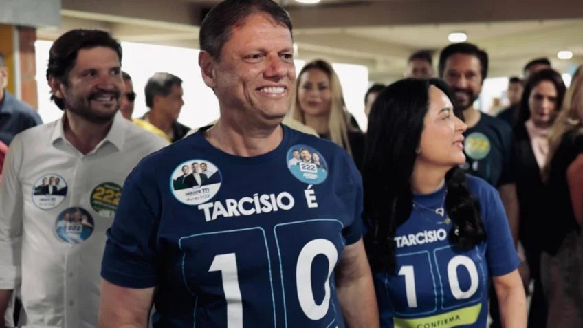Tarcísio de Freitas vota com confiança, pede humildade e se aproxima de uma nova vitória em São Paulo