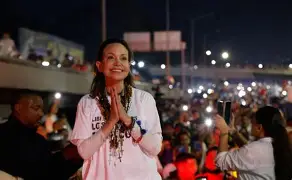 María Corina Machado retorna à Venezuela após quase um ano no exílio e desafia o cenário político criado após a queda de Maduro