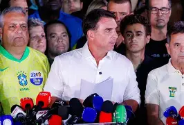 Argentina nega entrada de Flávio Bolsonaro após rumores de viagem aos Estados Unidos; paradeiro do senador vira alvo de apuração