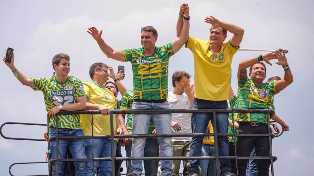 Flávio Bolsonaro reúne milhares de apoiadores em Vitória, ao lado de Tarcísio de Freitas, Nikolas Ferreira e lideranças do Espírito Santo
